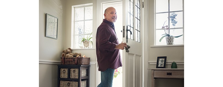 Man living with Hypoglycaemia leaving his home on a positive note