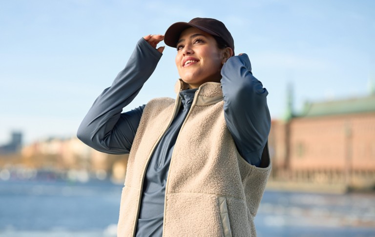 Kvinna som står utomhus