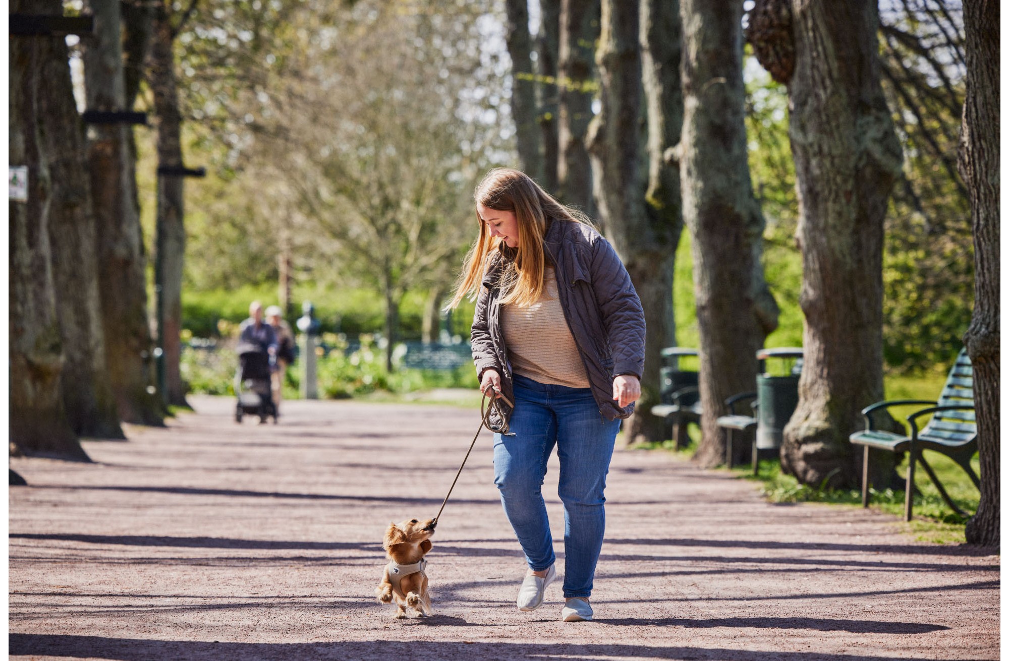 Kvinna ute och går med sin hund