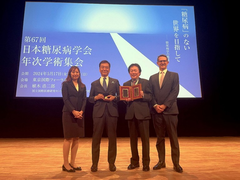(左から) ノボ ノルディスク ファーマ株式会社　取締役副社長 井上 佳子、受賞のメダルを持った神戸大学大学院医学研究科 糖尿病・内分泌内科学 教授 小川 歩先生、ノボ ノルディスク ファーマ株式会社 取締役副社長 杉井 寛、ノボ ノルディスク　ファーマ株式会社　ビジネスイノベーション&カスタマーエクセレンス本部長　ブルーノ ラコンブ