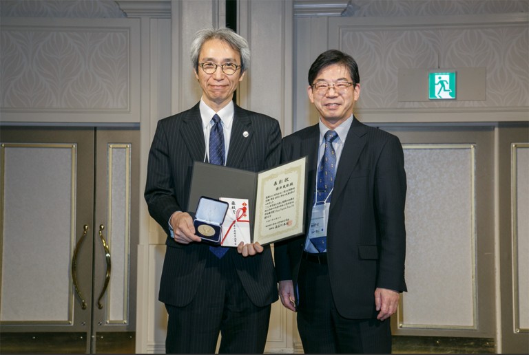 （左から)  受賞の賞状を持った仙台市立病院 小児科 部長 藤原 幾磨 先生、日本小児内分泌学会 前理事長 長谷川 奉延 先生