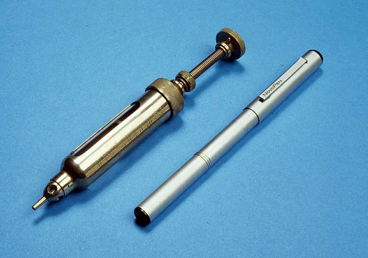 1925 tarihli ilk Novo enjektörü ve 1985’teki ilk NovoPen<sup>®</sup> cihazı.