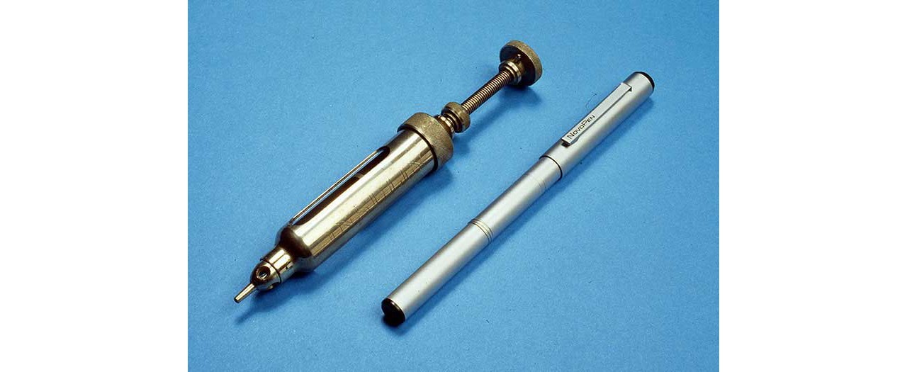 Injekční stříkačka Novo z roku 1925 a první zdravotnický prostředek (tzv. aplikační pero) NovoPen® z roku 1985.