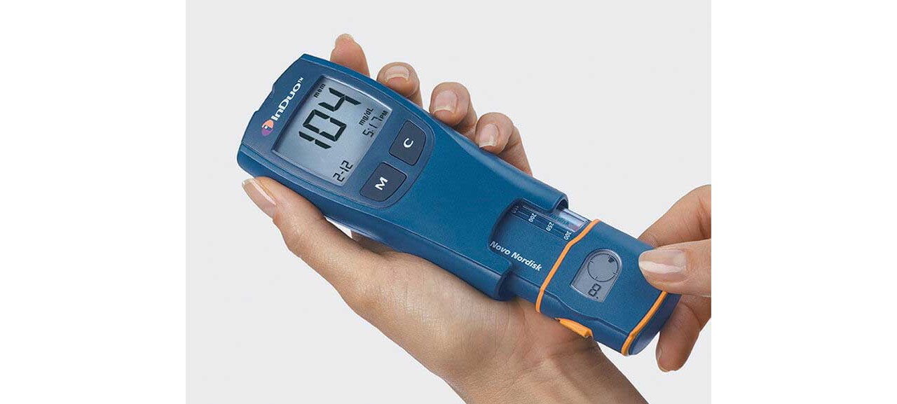 Kombinirani uređaj za isporuku inzulina i praćenje razina šećera u krvi InDuo iz 2001. godine.