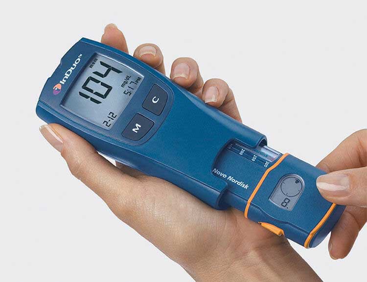 Kombinirani uređaj za isporuku inzulina i praćenje razina šećera u krvi InDuo iz 2001. godine.