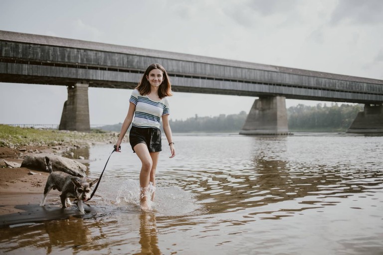 Sierra Clark promenant son chien le long de la rivière Saint-Jean.