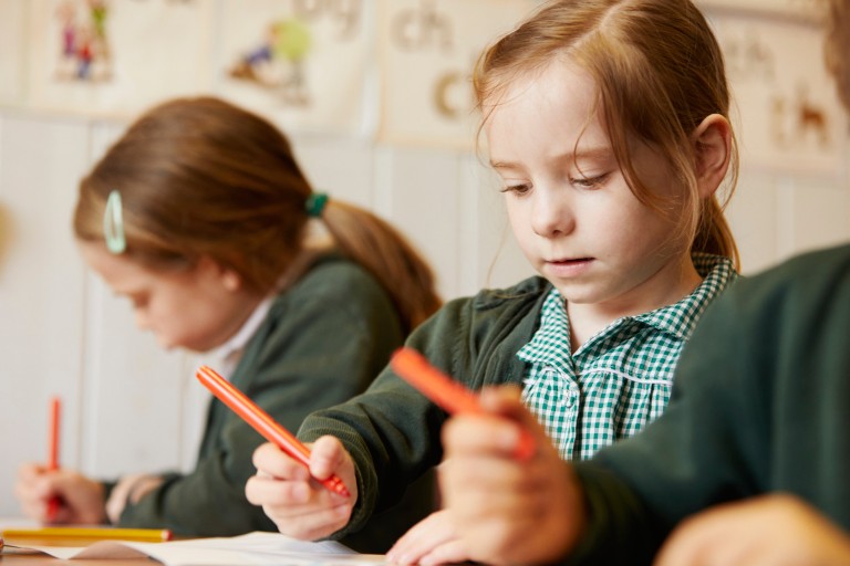 Evie Lloyd-Garwood woont in het Verenigd Koninkrijk en heeft groeihormoon deficiëntie.