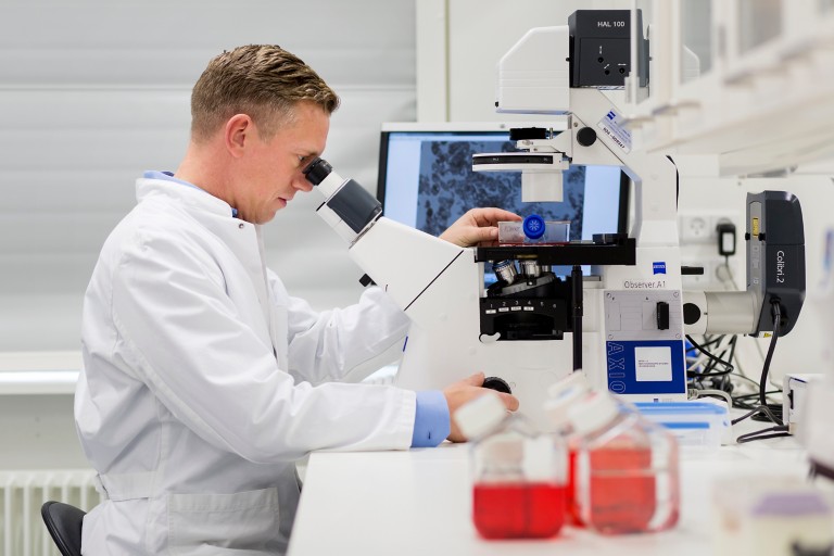 Scientist working with equipement in the lab
