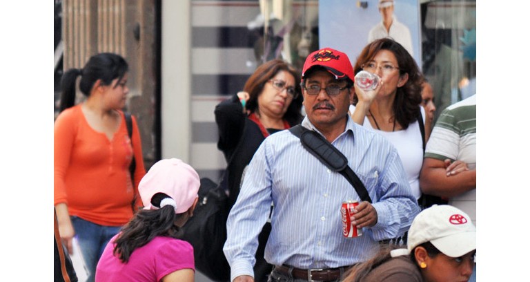 Multidão na cidade andando por aí.