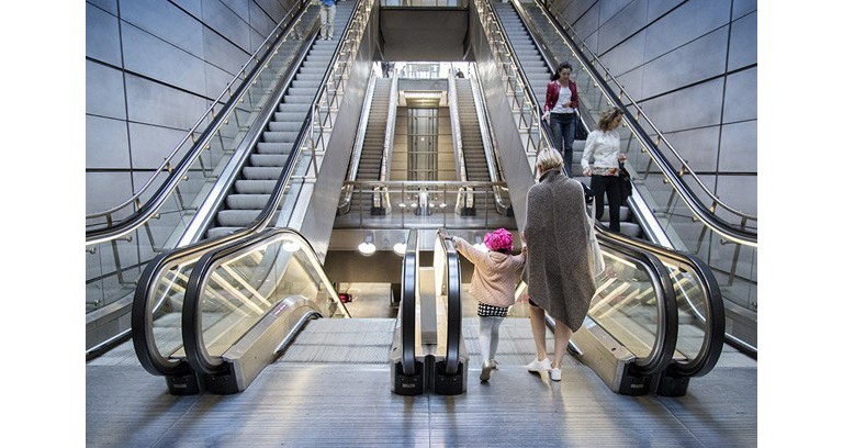 מדרגות בתוך תחנת רכבת