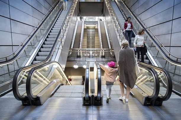 Lépcsők a vasútállomáson belül