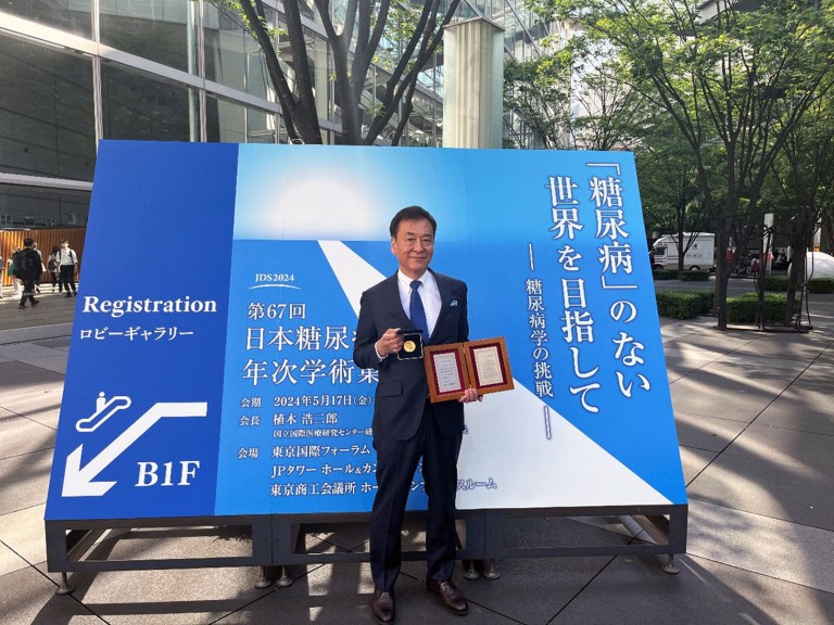受賞の盾とメダルを持った神戸大学大学院医学研究科 糖尿病・内分泌内科学 教授 小川 渉先生