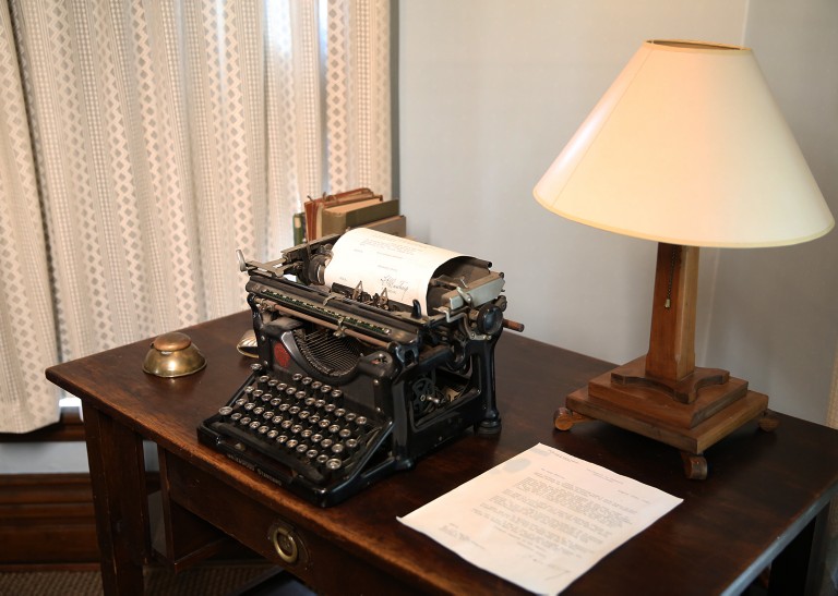 Machine à écrire ancienne sur un bureau en bois